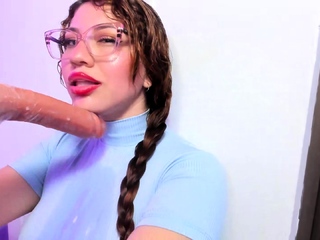 Masturbating solo babe loves her toys